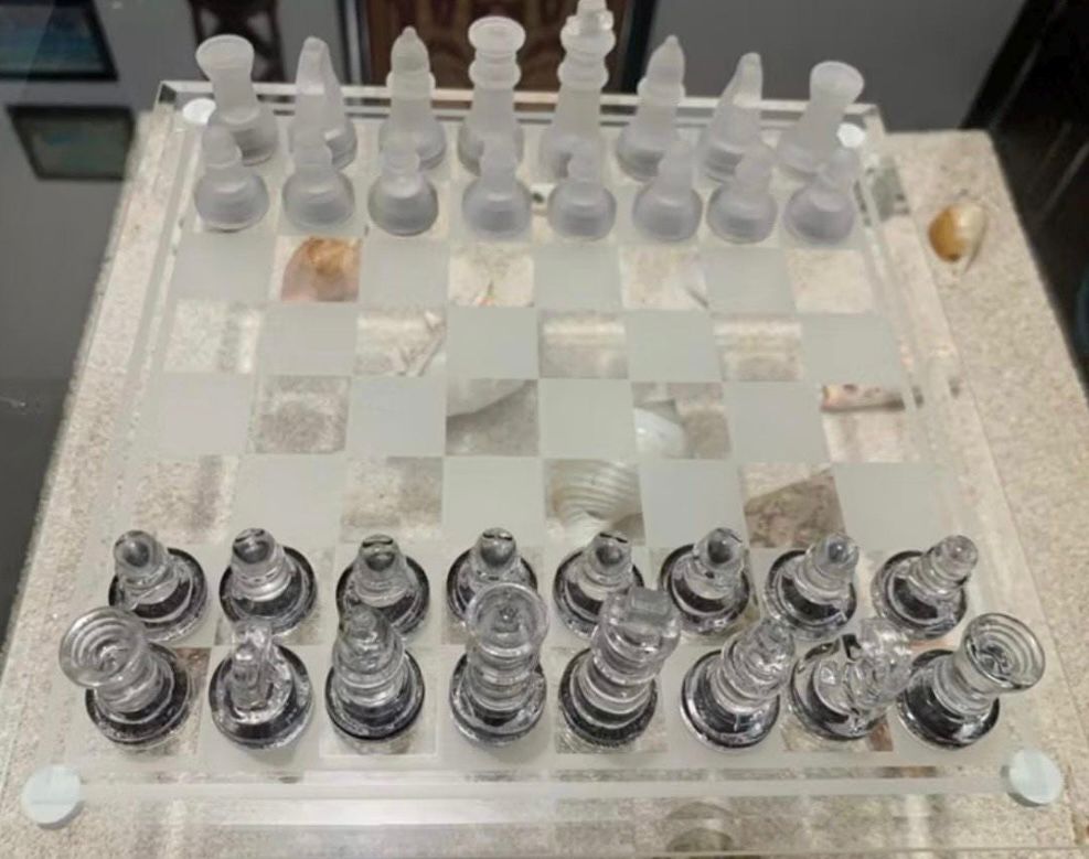 Luxury Glass Chess Set – Modern Frosted & Clear Pieces